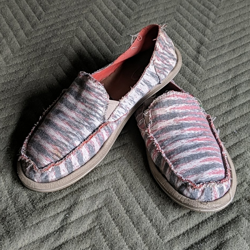 Fun patterned Sanuk
